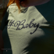 Kismama khaki színű póló #baby felirattal