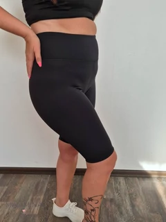 Magas derekú, alakformáló rövid leggings - fekete Magas derekú, alakformáló rövid leggings - fekete